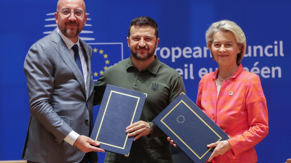 L’Ue riempie (di nuovo) Kiev di soldi. E Mosca bombarda le basi degli F-16