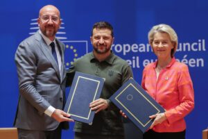 L’Ue riempie (di nuovo) Kiev di soldi. E Mosca bombarda le basi degli F-16