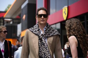John Elkann esalta la sua Ferrari e non dice nulla su Melfi e Mirafiori