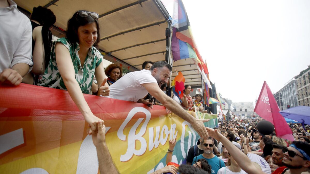 Milano, reporter palpeggiati al pride «Molestie sotto al carro di Schlein»