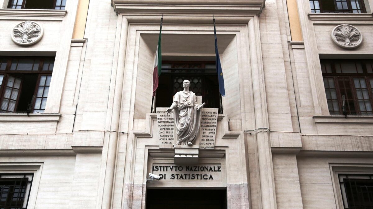Il Pil tiene, l’occupazione sale e i prezzi aumentano il giusto. Sull’Italia pesa la zavorra Ue