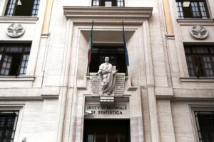 Il Pil tiene, l’occupazione sale e i prezzi aumentano il giusto. Sull’Italia pesa la zavorra Ue