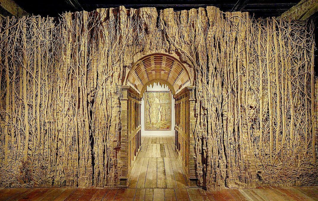 Su un’isola di Venezia fuori dalla routine prendono vita alberi di stoffa e cartone