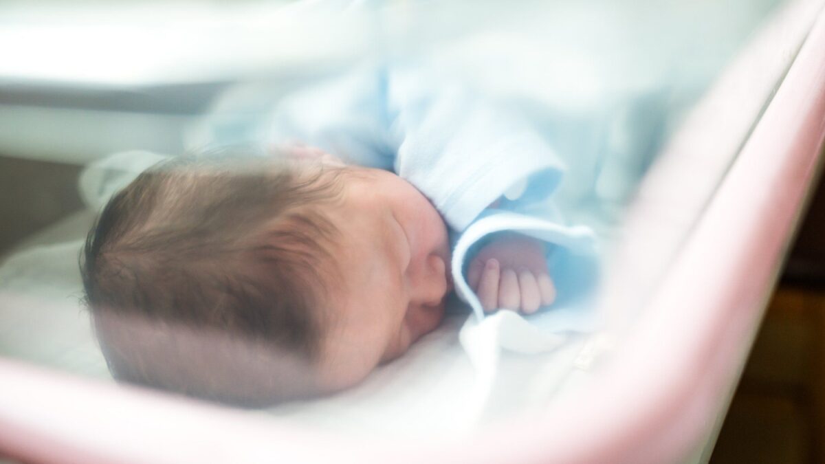 Il bambino nato dalla mamma-nonna è il figlio della dittatura del desiderio
