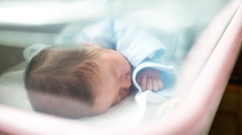 Il bambino nato dalla mamma-nonna è il figlio della dittatura del desiderio