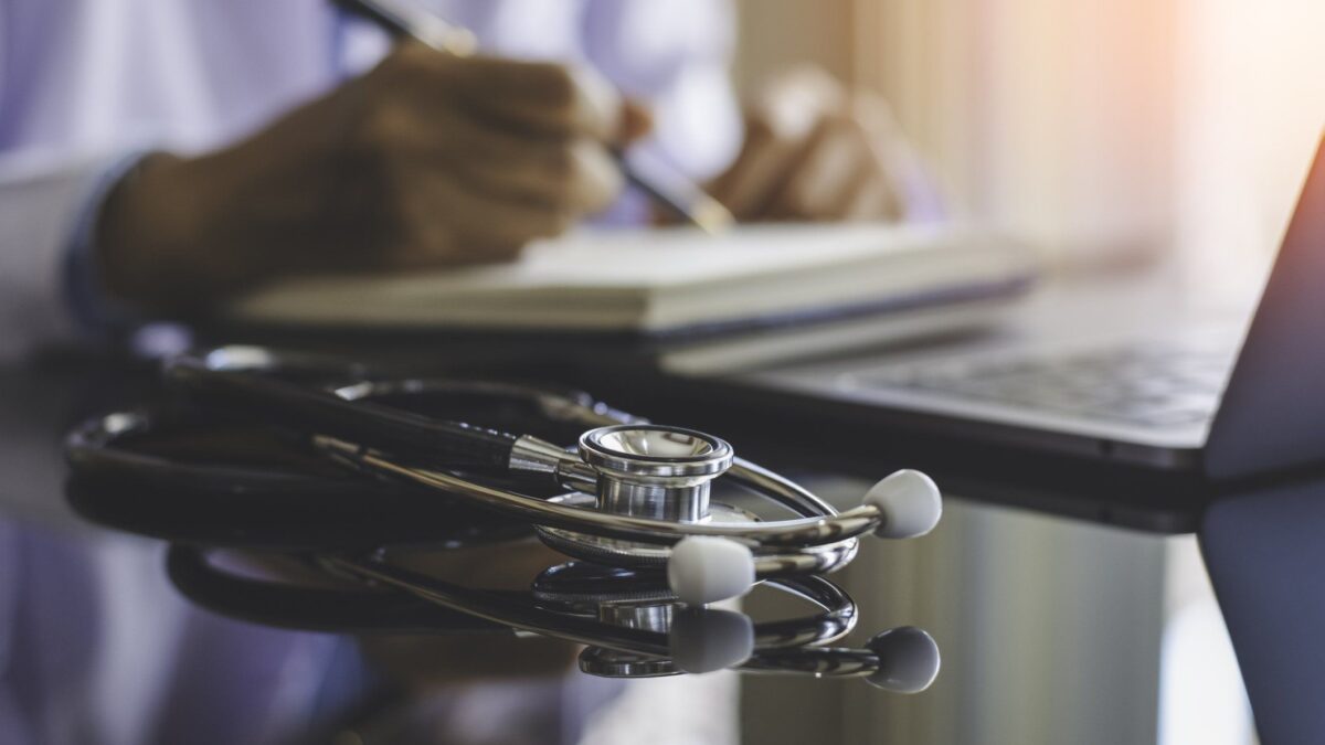 Cure negate, effetti avversi e diktat: gli Ordini dei medici ancora impuniti