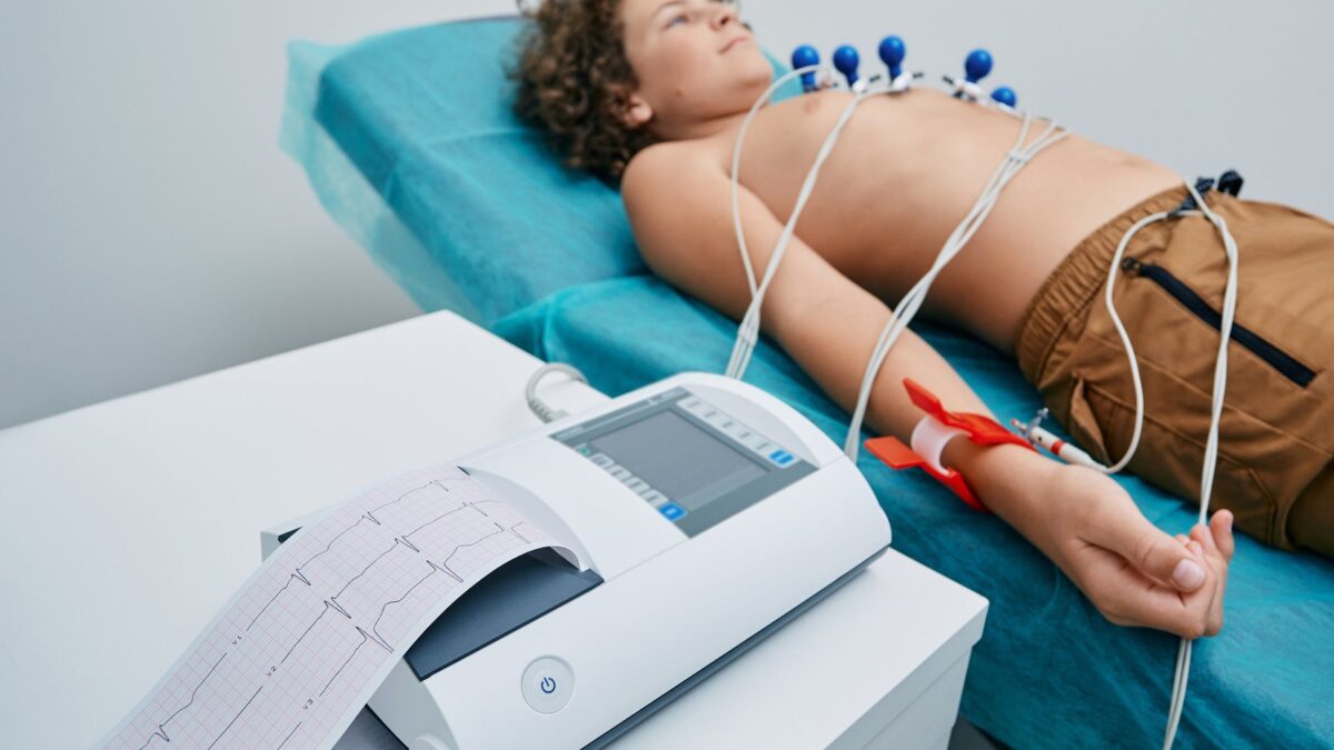 «Miocarditi nei giovani solo dopo le dosi»