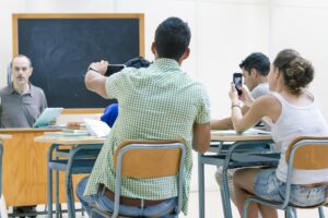 Truffe su aule e iscrizioni, il ministero chiude 47 diplomifici in tre regioni