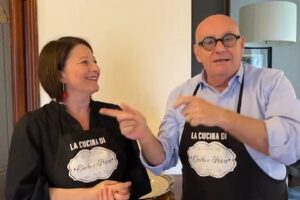 Le pillole di galateo di Petra e Carlo: cinque regole per la spiaggia