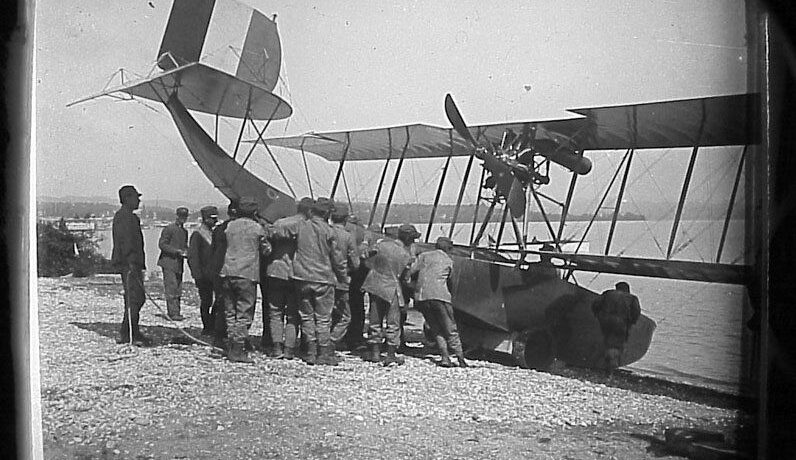 Tecnici francesi preparano un FBA-100 a Venezia