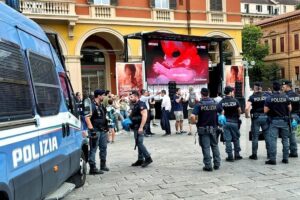 Sinistra impazzita a Bologna. Insulti e boicottaggi al film sulla bimba che nasce