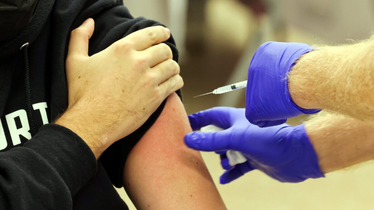 Adesso gli scienziati lo ammettono: «Vaccini sicuri? Gli studi sono pochi»