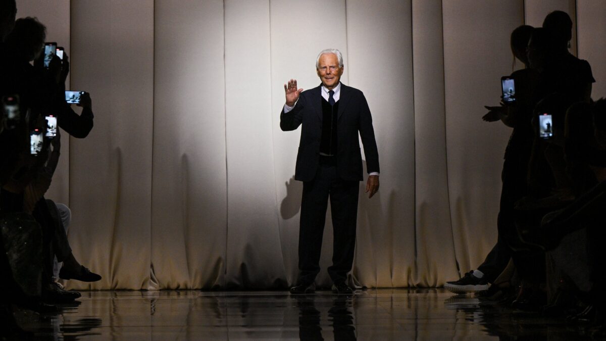 Con giacca e pantaloni ha liberato le donne. Armani e la sua moda festeggiano 90 anni