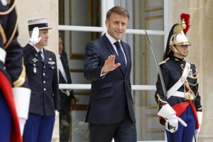 Macron inchioda il premier ai Giochi e prova a bruciare il Fronte popolare