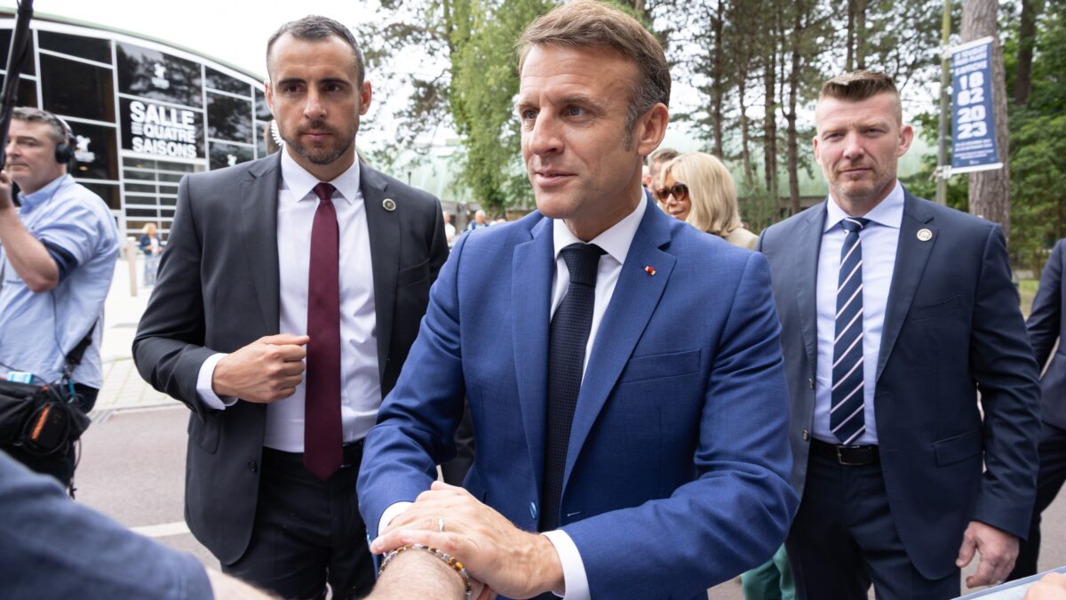 L’accozzaglia di Macron ce l’ha fatta: la Francia ostaggio del rosso Mélenchon