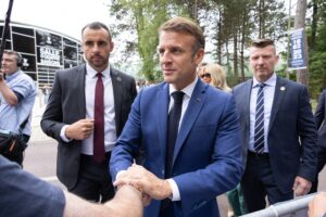 L’accozzaglia di Macron ce l’ha fatta: la Francia ostaggio del rosso Mélenchon