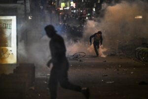 Si fa festa con vandalismi e molotov