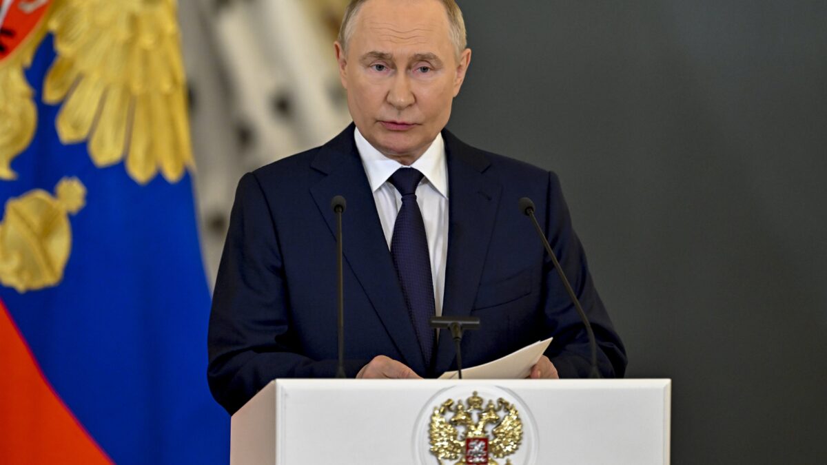Orbán fa bene a incontrare Putin. Lo zar non è isolato. Noi, invece, sì