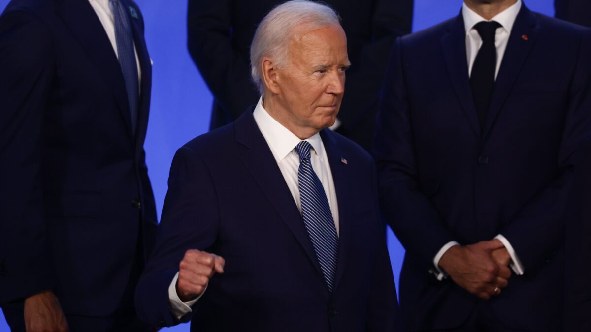 Gli Usa ridotti a reality: Clooney molla Biden
