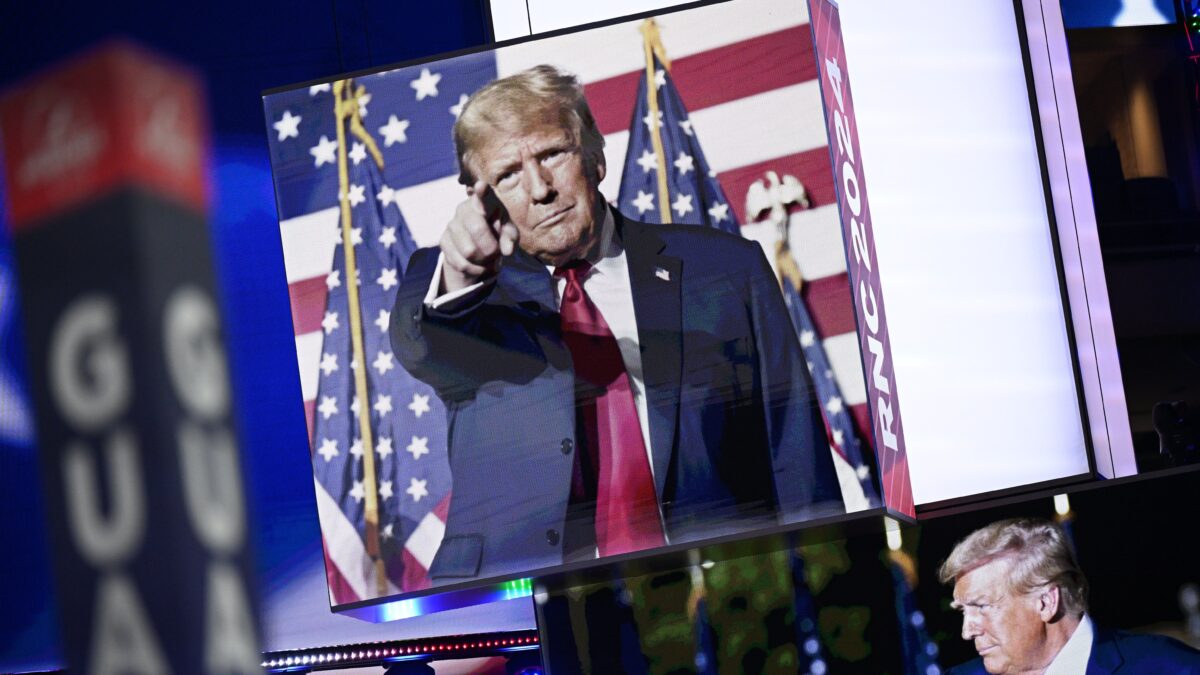 Trump cambia toni: «Ci serve più unità». E schiva proiettili anche dal tribunale