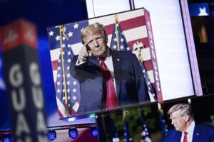 Trump cambia toni: «Ci serve più unità». E schiva proiettili anche dal tribunale