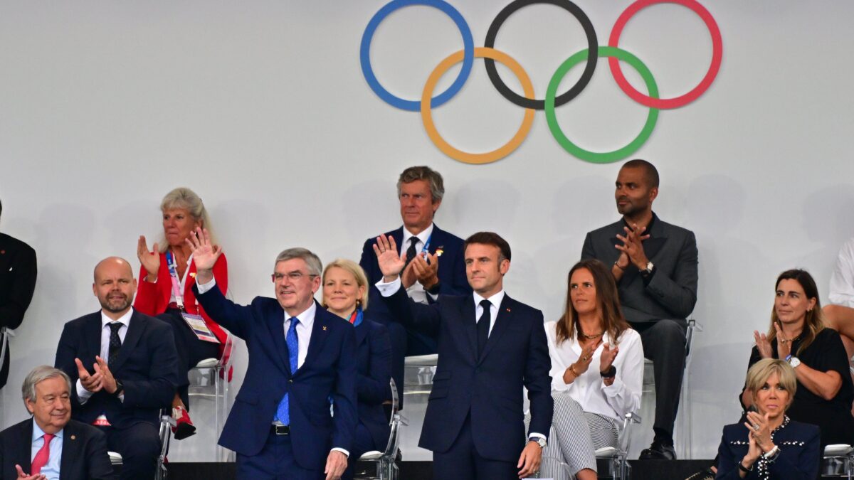 Le Macroniadi gay sfregiano fede cristiana e buon gusto