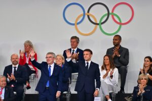 Le Macroniadi gay sfregiano fede cristiana e buon gusto