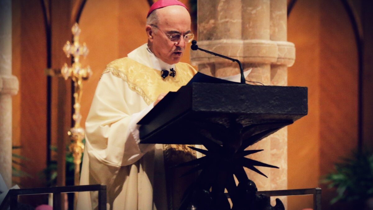 Scomunica lampo per Viganò