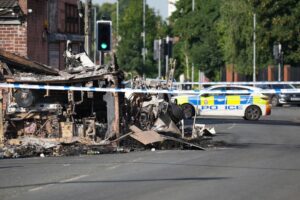 L’Inghilterra elegge islamici radicali e si sveglia con mezza Leeds bruciata