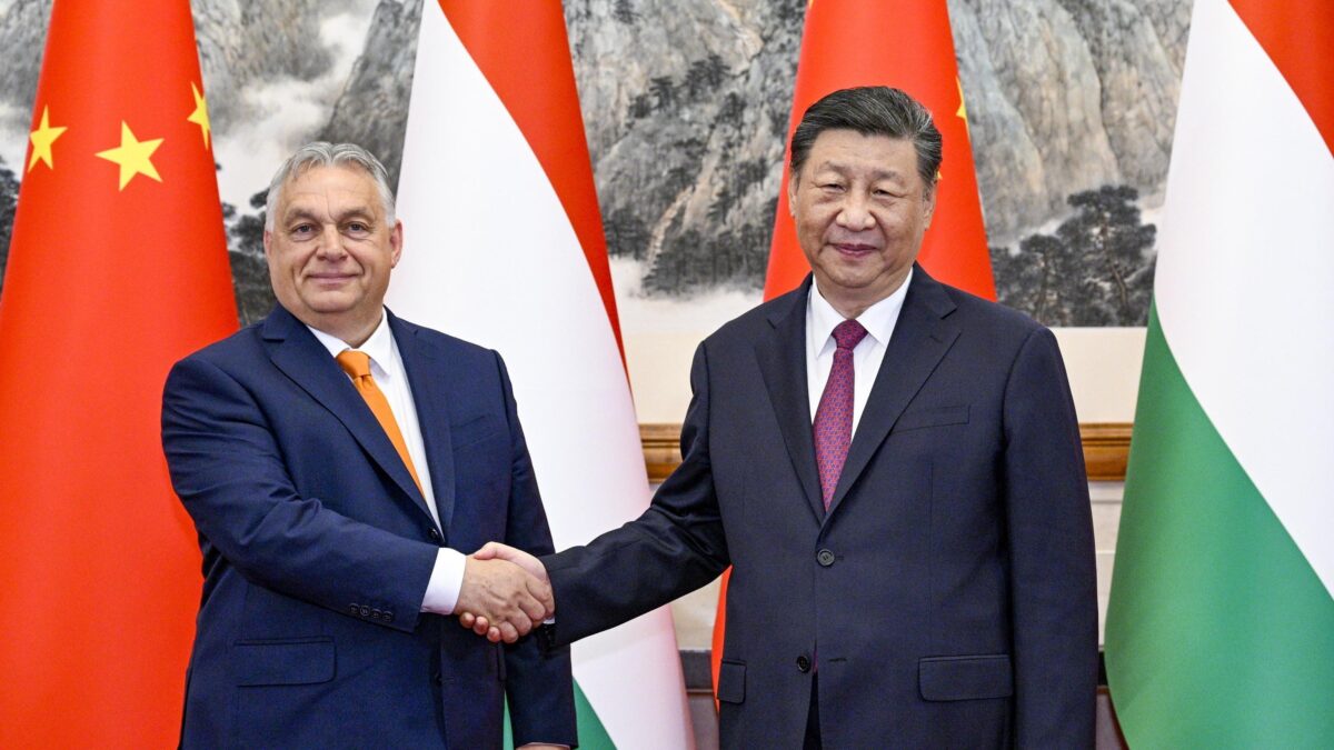 Missione di Orbán in Cina: «Qui per la pace in Ucraina». E l’Ue se la prende ancora