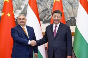 Missione di Orbán in Cina: «Qui per la pace in Ucraina». E l’Ue se la prende ancora