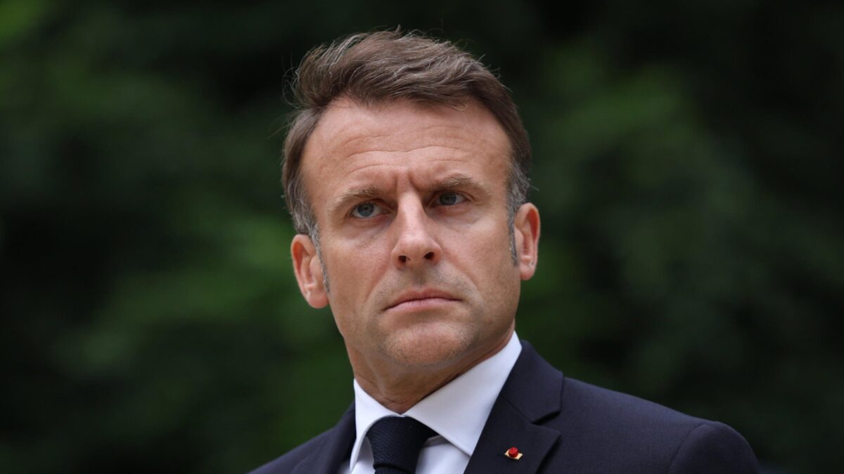Macron va al vertice Nato con un Paese in crisi di nervi. Nuova indagine per Le Pen