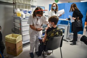La bagarre sui vaccini fa slittare la decisione sullo stop all’obbligo
