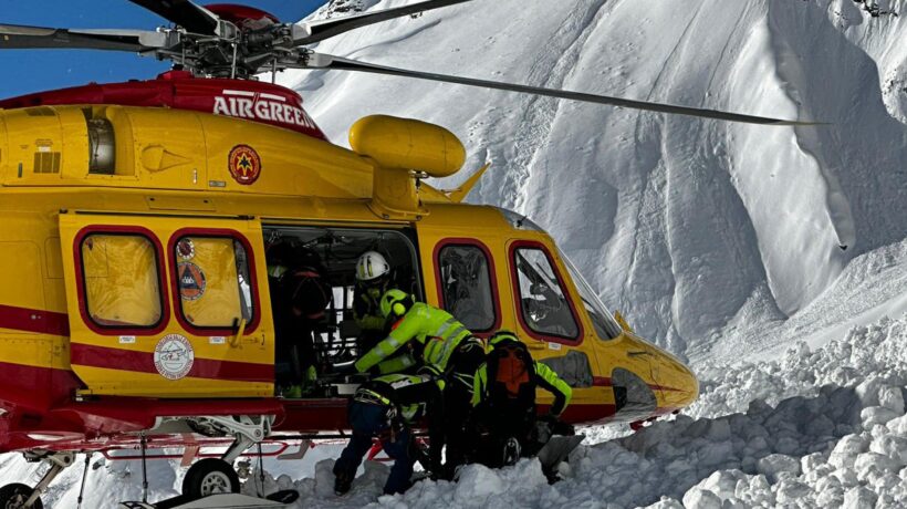 Soccorso in alta quota di una squadra Sagf in cooperazione con l'elicottero del 118 (Ansa)
