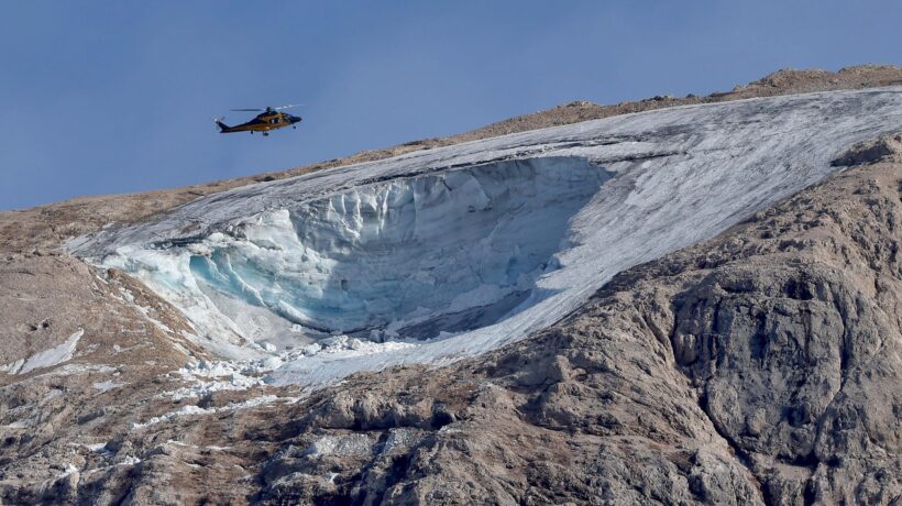 Elicottero della Guardia di Finanza in volo sulla Marmolada durante le operazioni di soccorso per la tragedia del 3 luglio 2022 (Ansa)