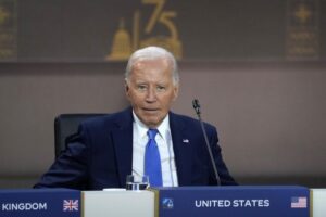 Siluro dei donatori a Biden: congelati i fondi elettorali Prende piede l’ipotesi Kamala