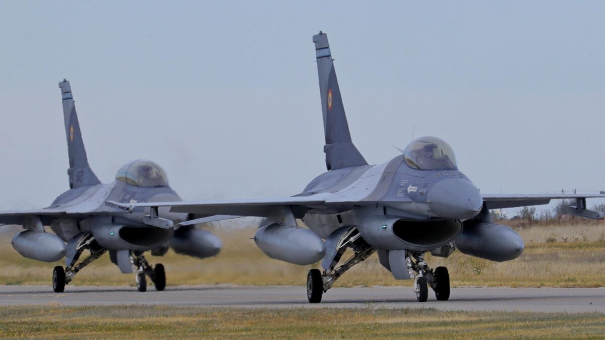 Gli F-16 all’Ucraina con il contagocce: «Per la Nato aspetteremo 75 anni?»