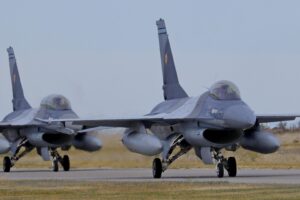 Gli F-16 all’Ucraina con il contagocce: «Per la Nato aspetteremo 75 anni?»