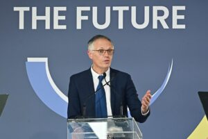 Stellantis va in rosso con l’elettrico e vende il gioiellino dei robot Comau