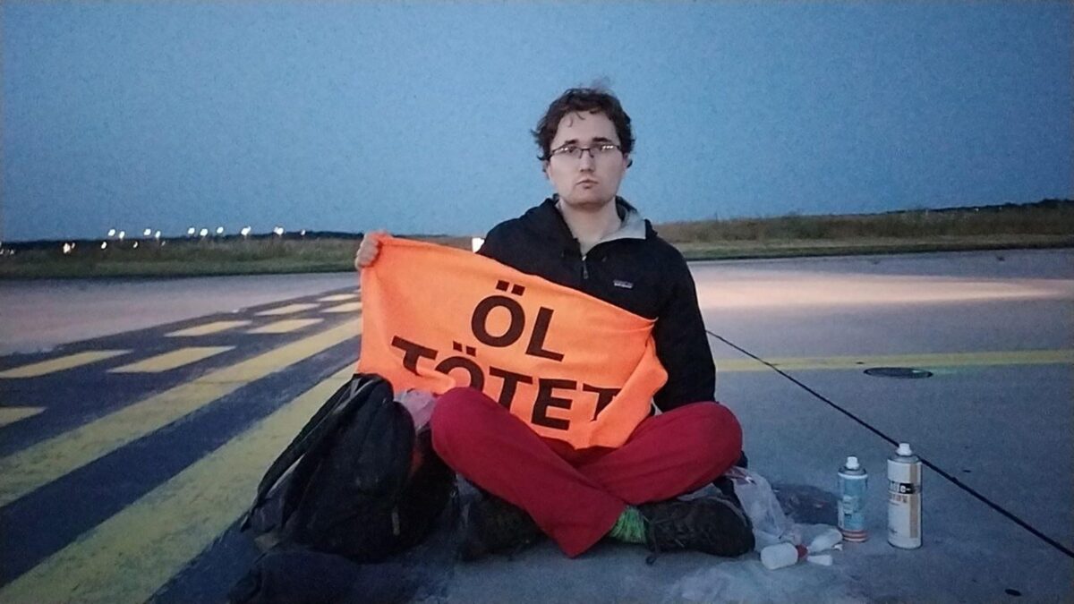 Aeroporto bloccato. I teppisti green hanno alzato il tiro: è ora di fermarli