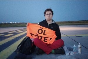 Aeroporto bloccato. I teppisti green hanno alzato il tiro: è ora di fermarli