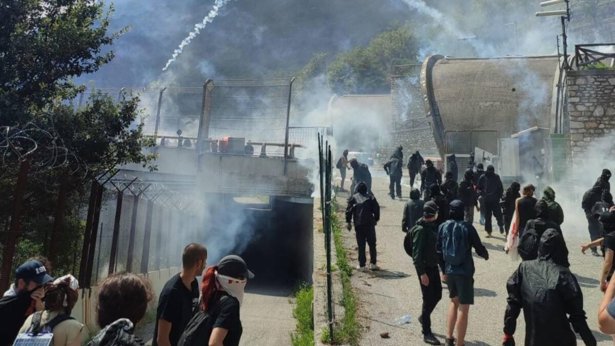 I No Tav tornano armati di bombe. Poliziotto ferito in Val di Susa