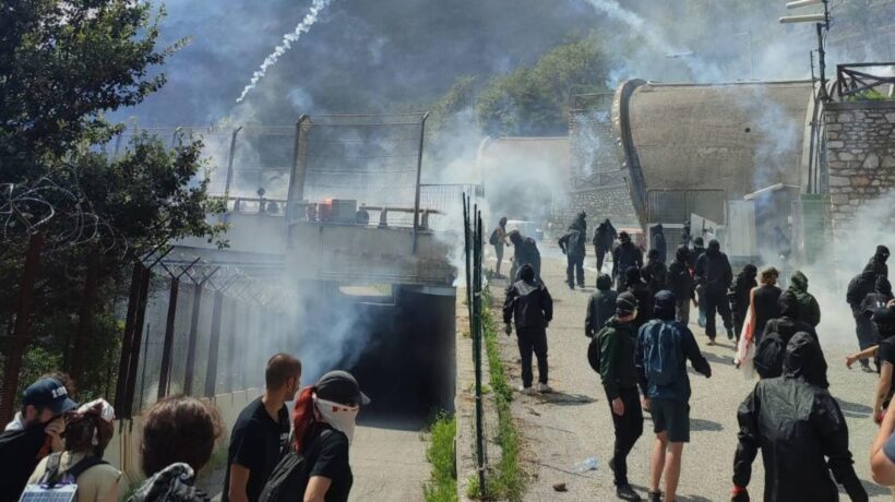 I No Tav tornano armati di bombe. Poliziotto ferito in Val di Susa