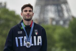 La prima medaglia è Ganna d’argento. Poi bronzo in piscina nella 4×100