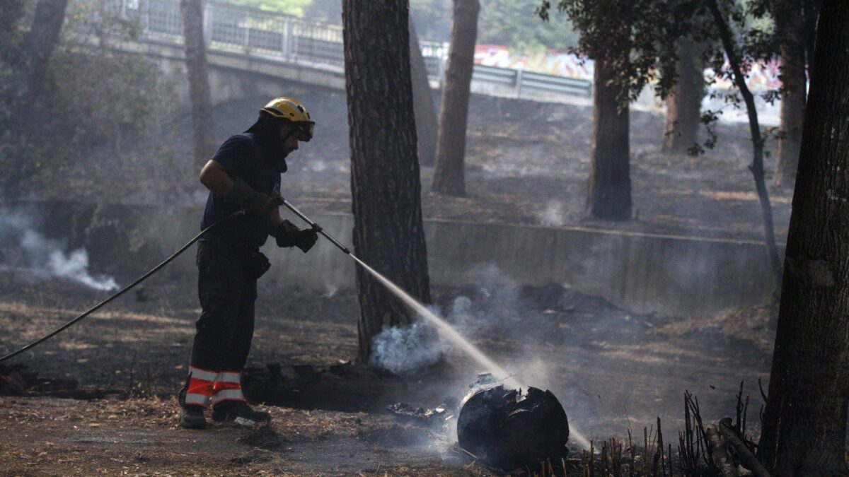 Brucia la baraccopoli di Monte Mario. Roma piomba nel caos