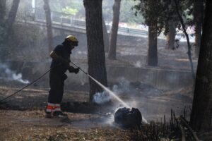 Brucia la baraccopoli di Monte Mario. Roma piomba nel caos