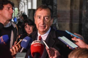 Sala pensa più a Berlusconi che alle buche