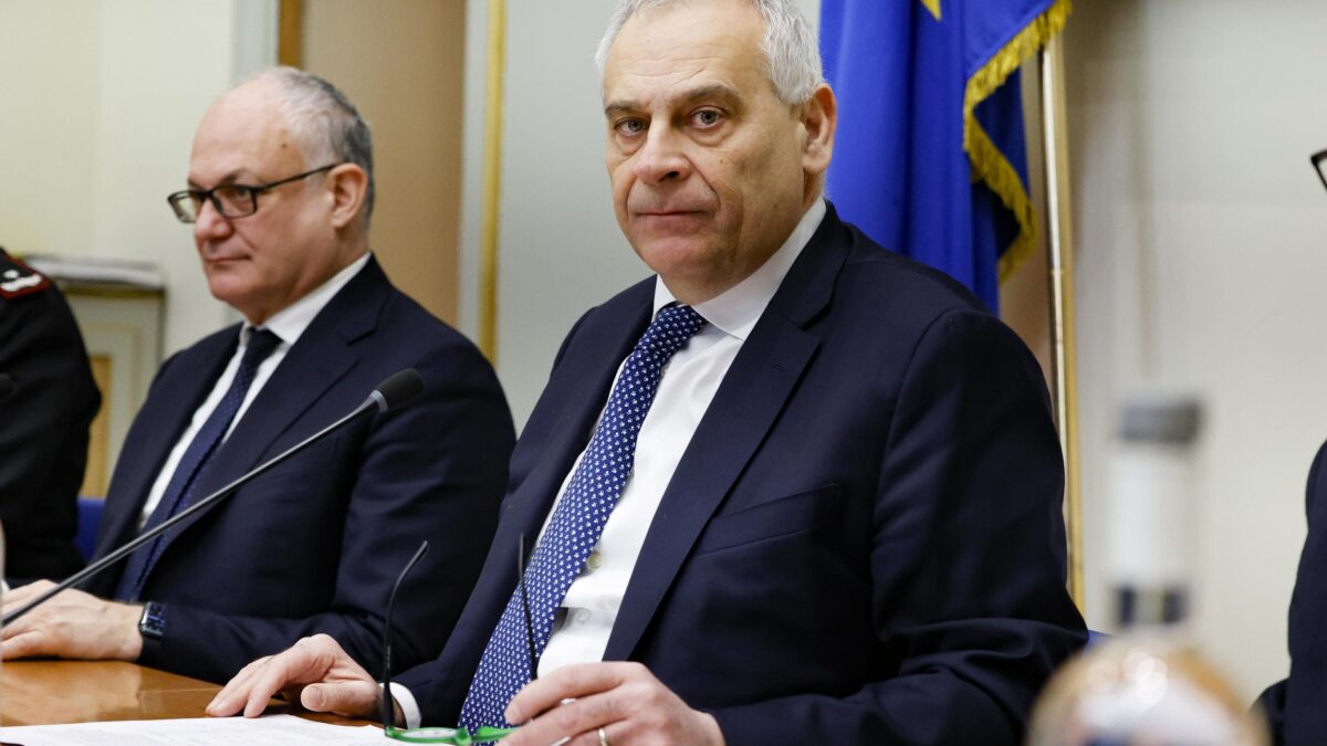 Dietro gli attacchi del «sindaco hot» c’è una sfida al prefetto di Roma