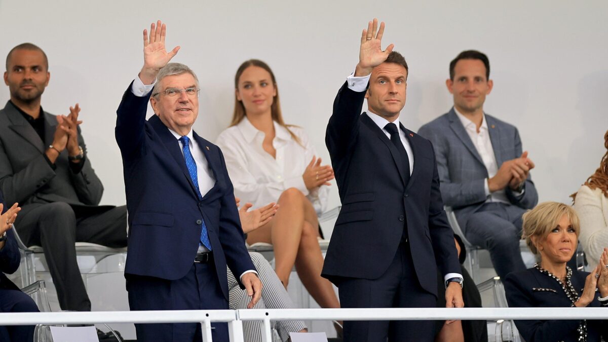 Aperte le macroniadi mentre la Francia sprofonda nel caos