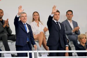 Aperte le macroniadi mentre la Francia sprofonda nel caos